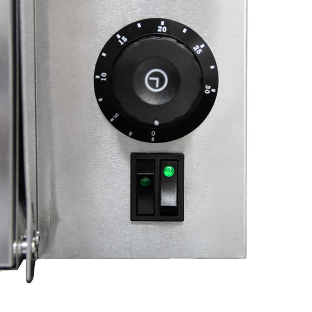 Bouton de réglage noir avec cadran numérique et interrupteur à deux positions sur un four à pizza électrique en acier inoxydable