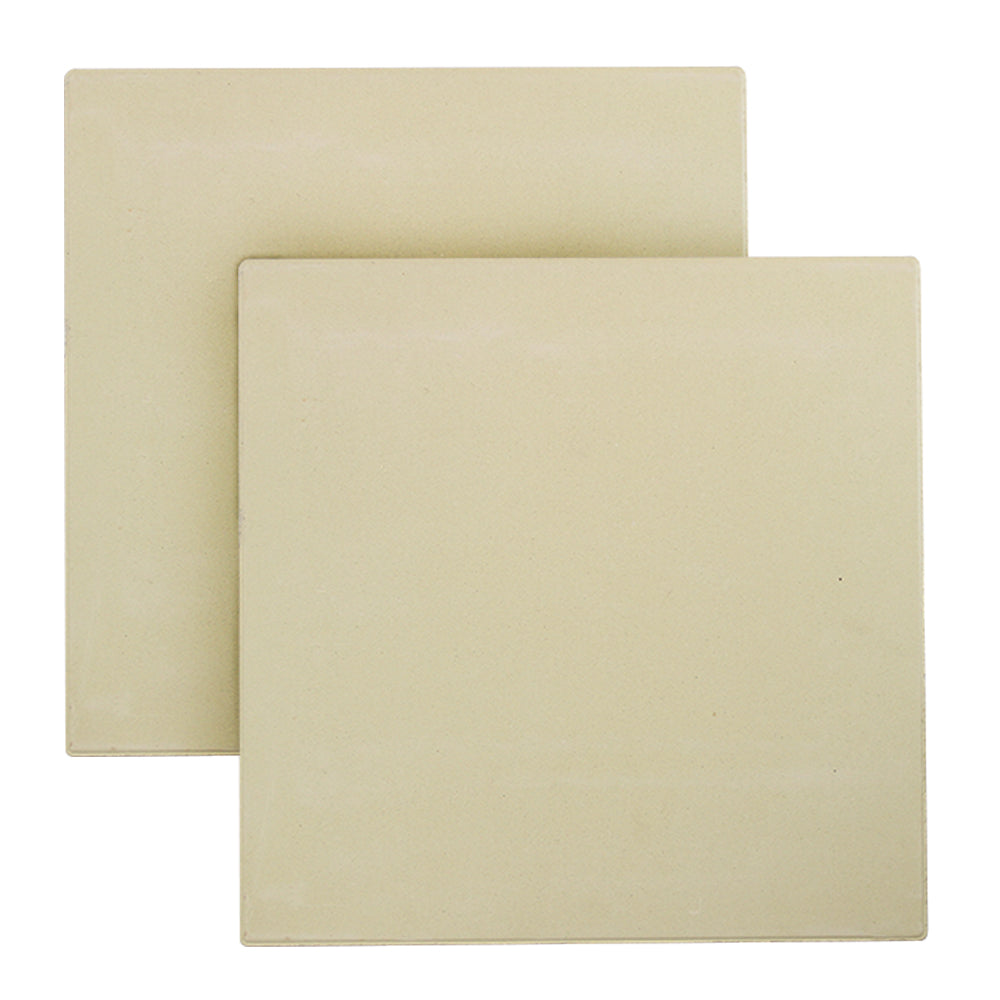Plaques de cuisson en céramique beige, lisses et carrées, idéales pour un four à pizza électrique, offrant une répartition uniforme de la chaleur