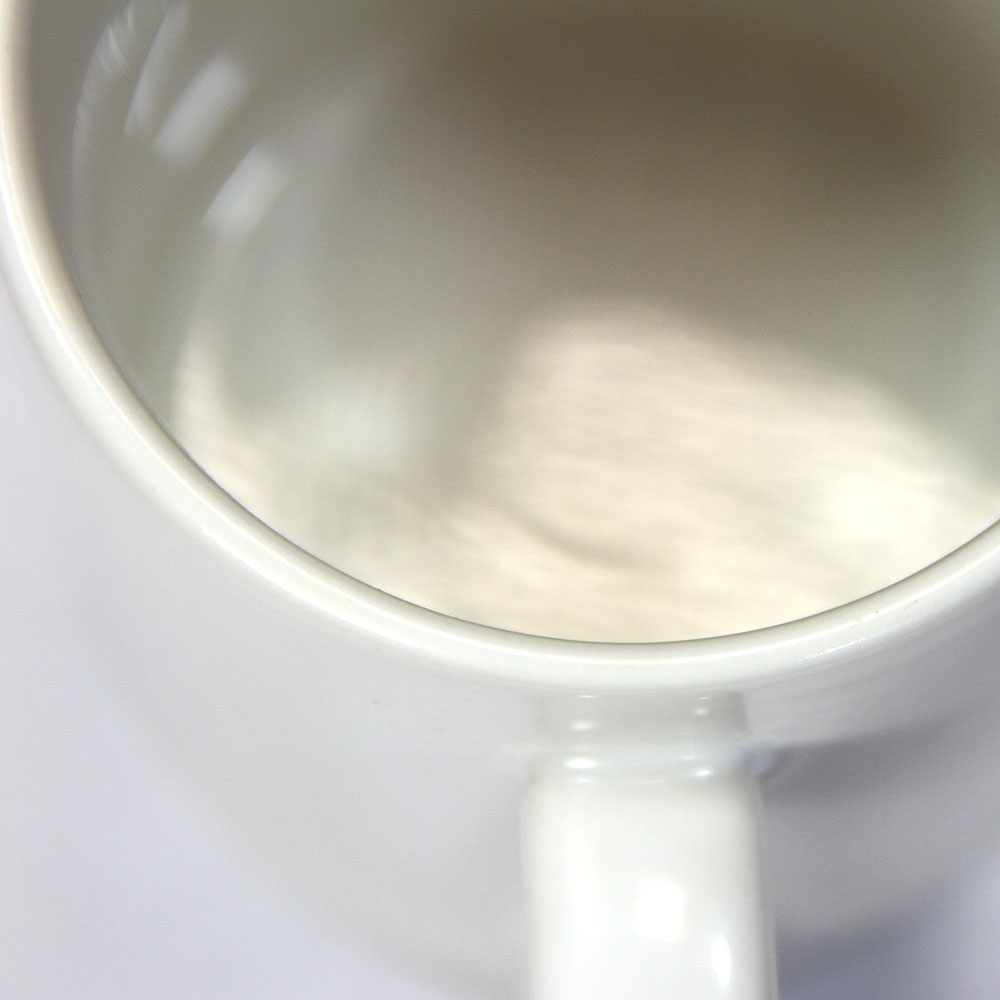 Tasse blanche en céramique lisse, vue de l'intérieur, idéale pour la sublimation, accompagnée d'une boîte de présentation élégante