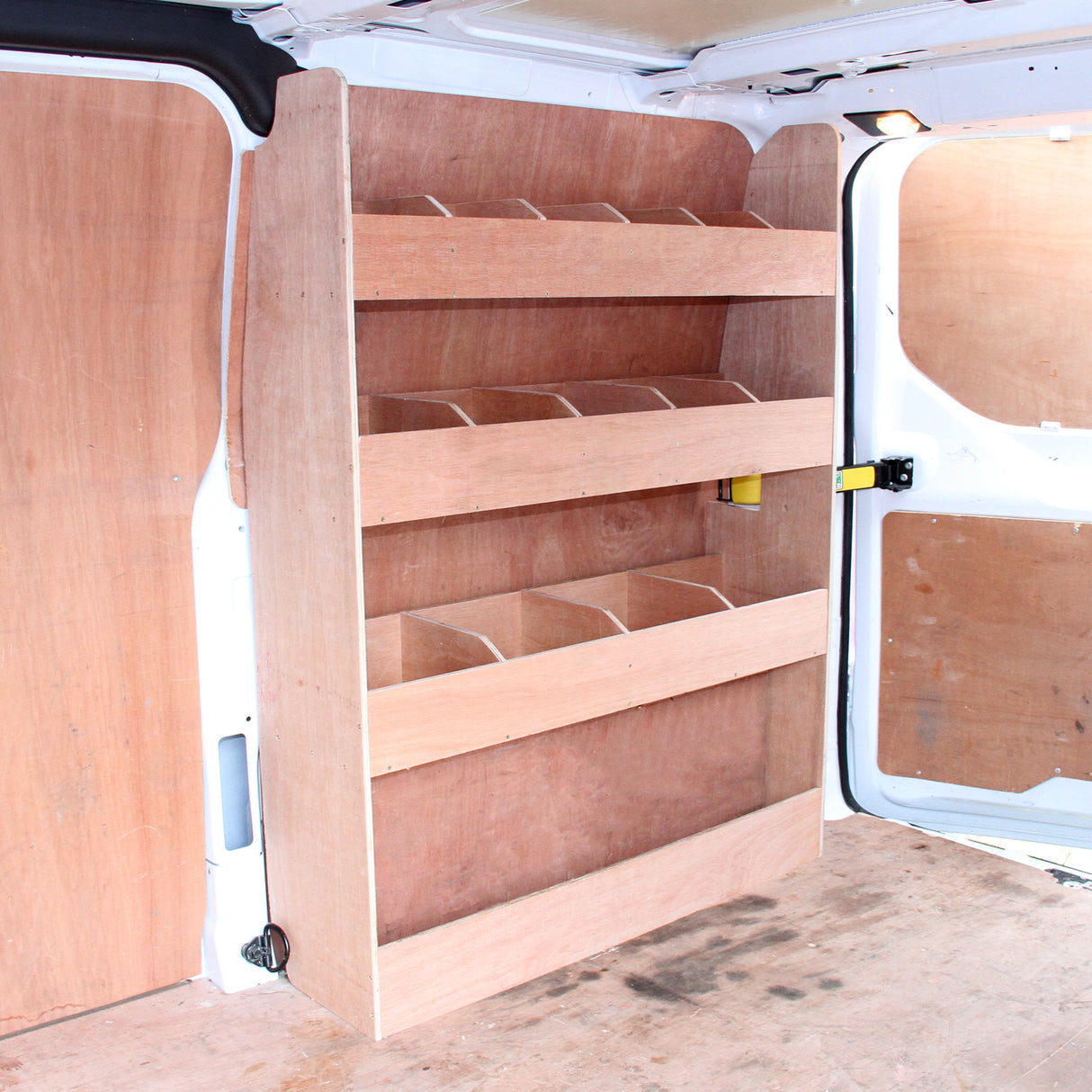 Étagères en contreplaqué pour Ford Transit, avec quatre niveaux de rangement, finition lisse et teinte bois naturel, conçues pour optimiser l'espace intérieur