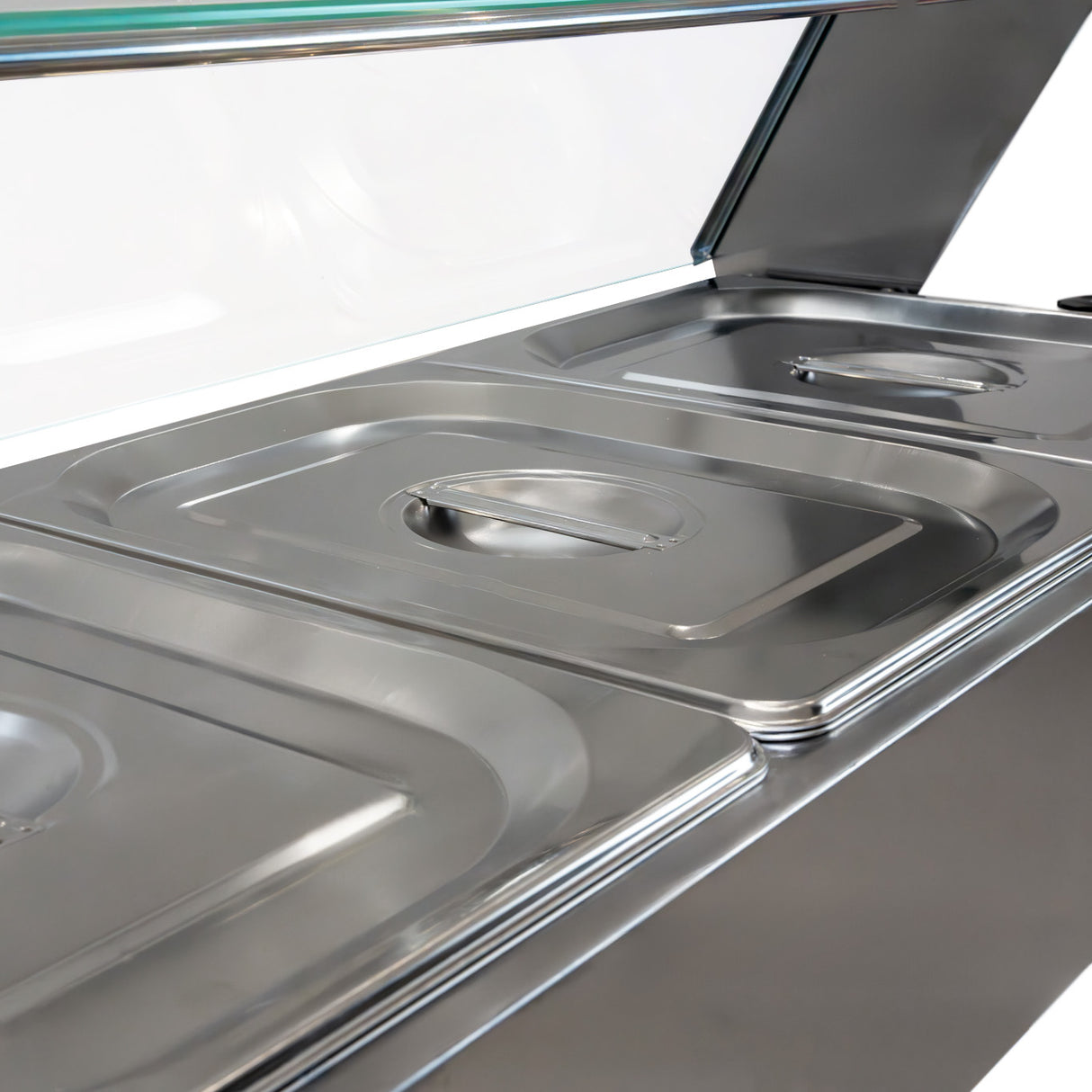 Bain marie KuKoo en acier inoxydable avec trois bacs rectangulaires, couvercles en verre, surface lisse et brillante