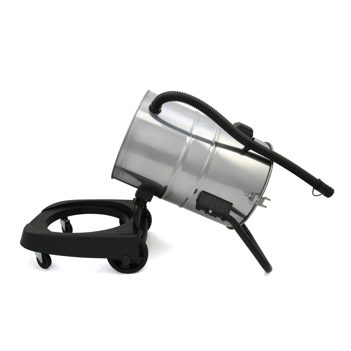Aspirateur industriel MAXBLAST de 60 L en acier inoxydable, incliné sur un support noir avec tuyau flexible et roulettes pour mobilité