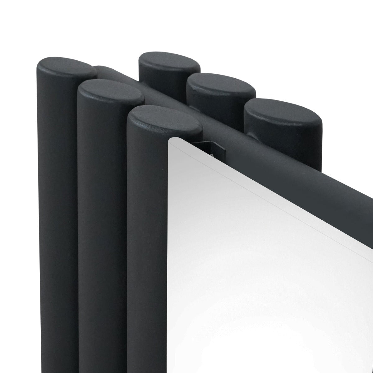 Radiateur à colonnes ovales gris anthracite avec finition miroir, présentant des panneaux lisses et des vannes élégantes