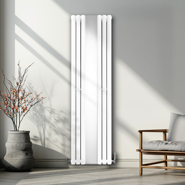 Radiateur à colonnes ovales blanc, finition miroir, installé sur un mur lumineux, avec une plante décorative et un fauteuil en bois à proximité