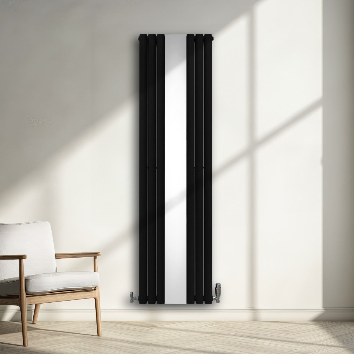 Radiateur à colonnes ovales noir avec finition miroir, design moderne, installé sur un mur lumineux, à côté d'un fauteuil en bois clair