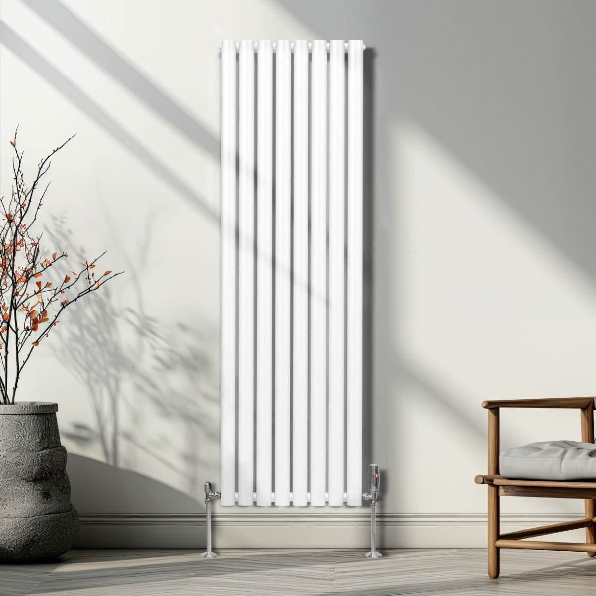 Radiateur à colonnes ovales blanc, 2 panneaux, 1600 x 480 mm, avec robinet, installé contre un mur lumineux, ambiance moderne et épurée
