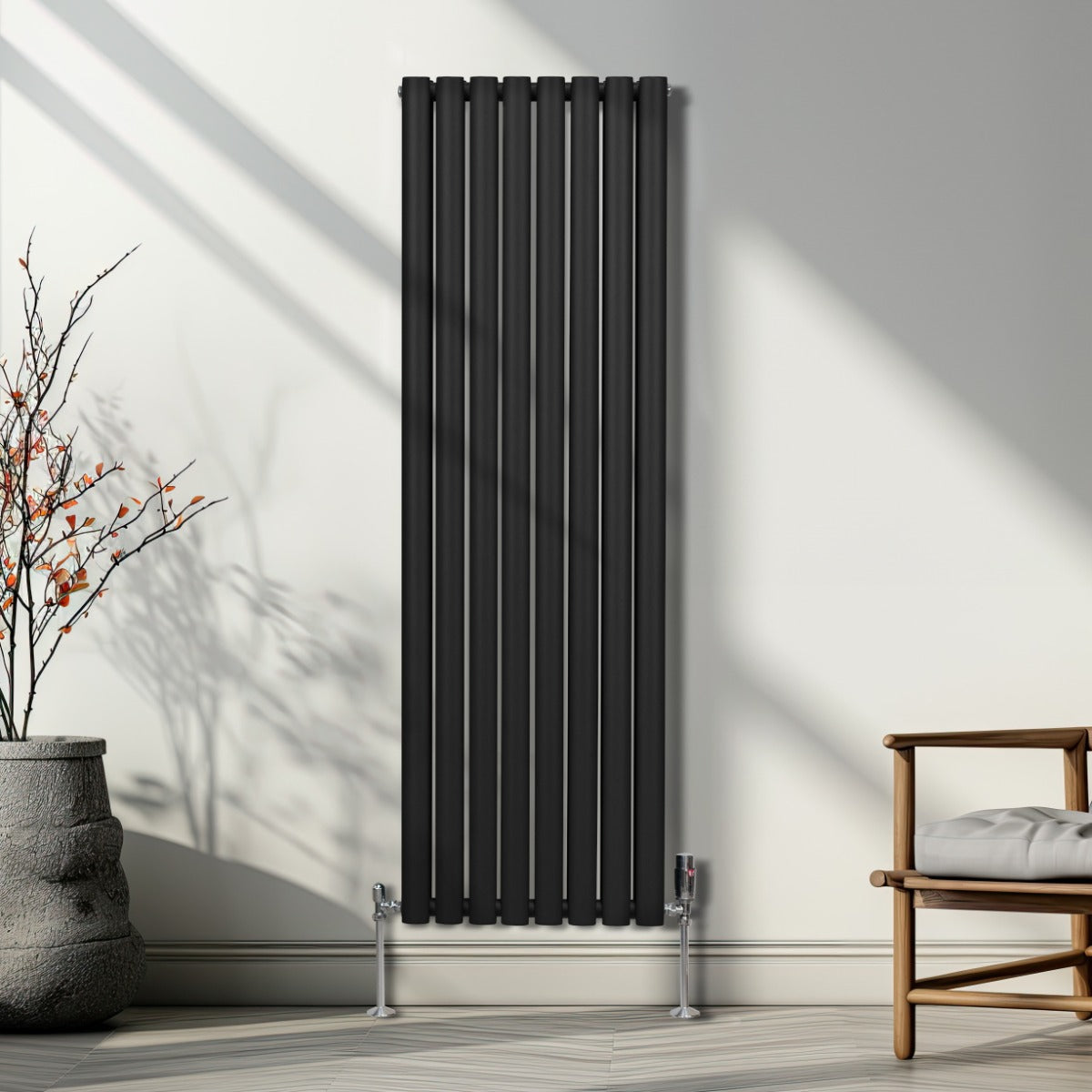Radiateur à colonnes ovales noir, 2 panneaux, 1600 x 480 mm, avec robinet, installé dans un intérieur moderne et lumineux