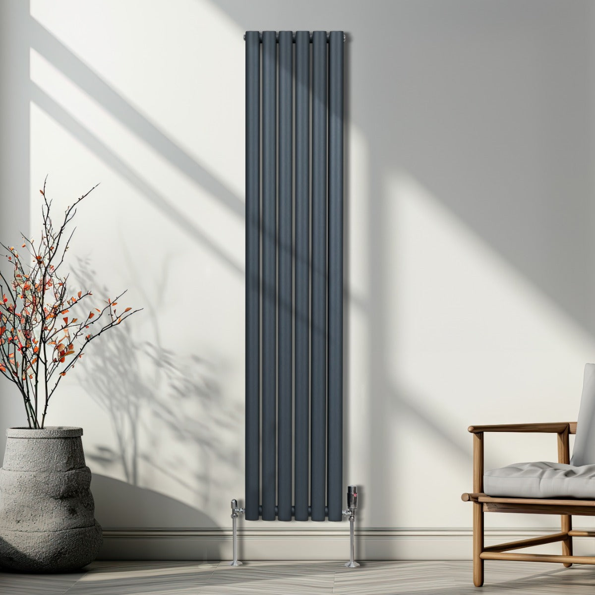Radiateur à colonnes ovales gris anthracite, 2 panneaux, 1800 x 360 mm, installé dans un intérieur moderne avec lumière naturelle