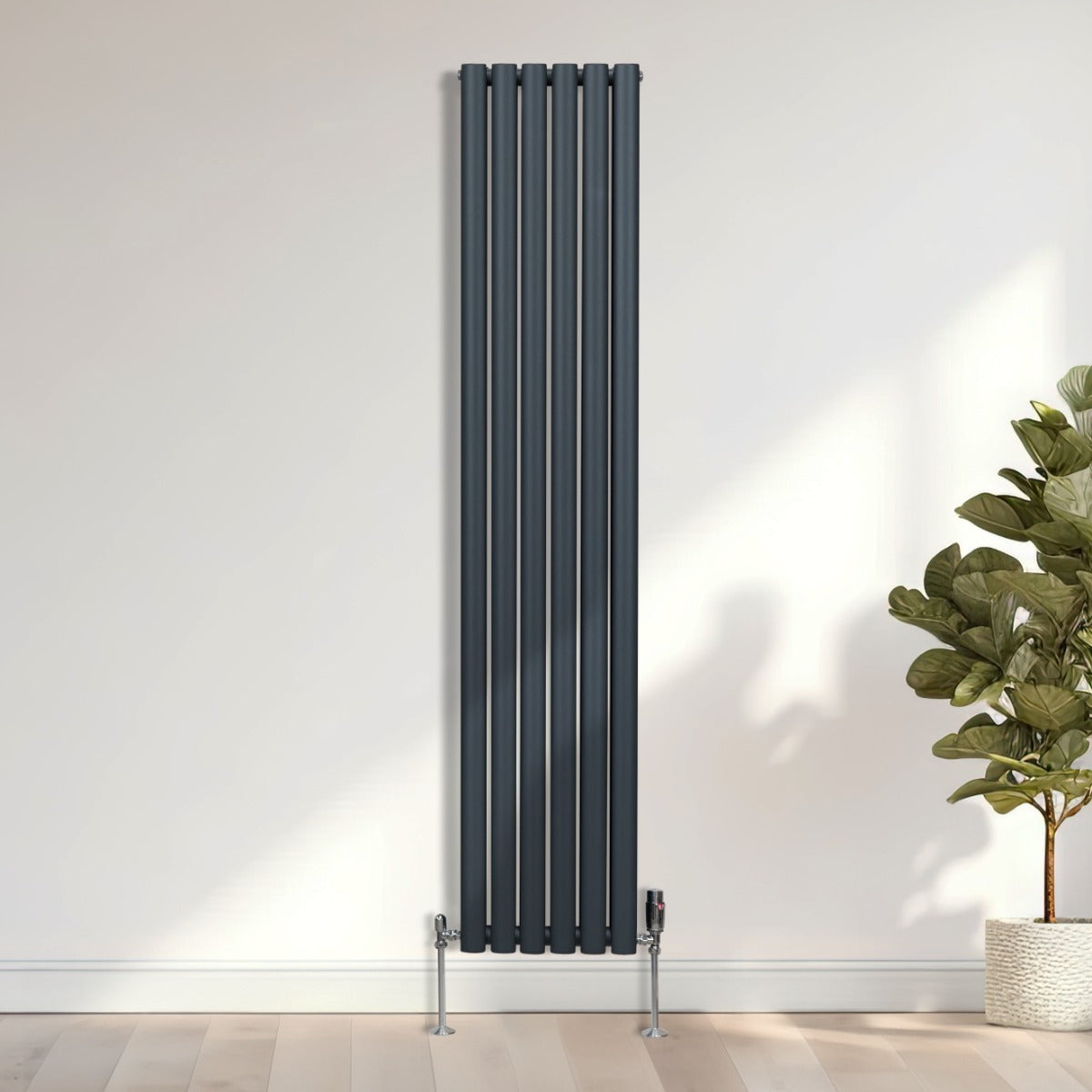 Radiateur à colonnes ovales gris anthracite, 2 panneaux, 1800 x 360 mm, finition lisse et moderne, installé contre un mur clair