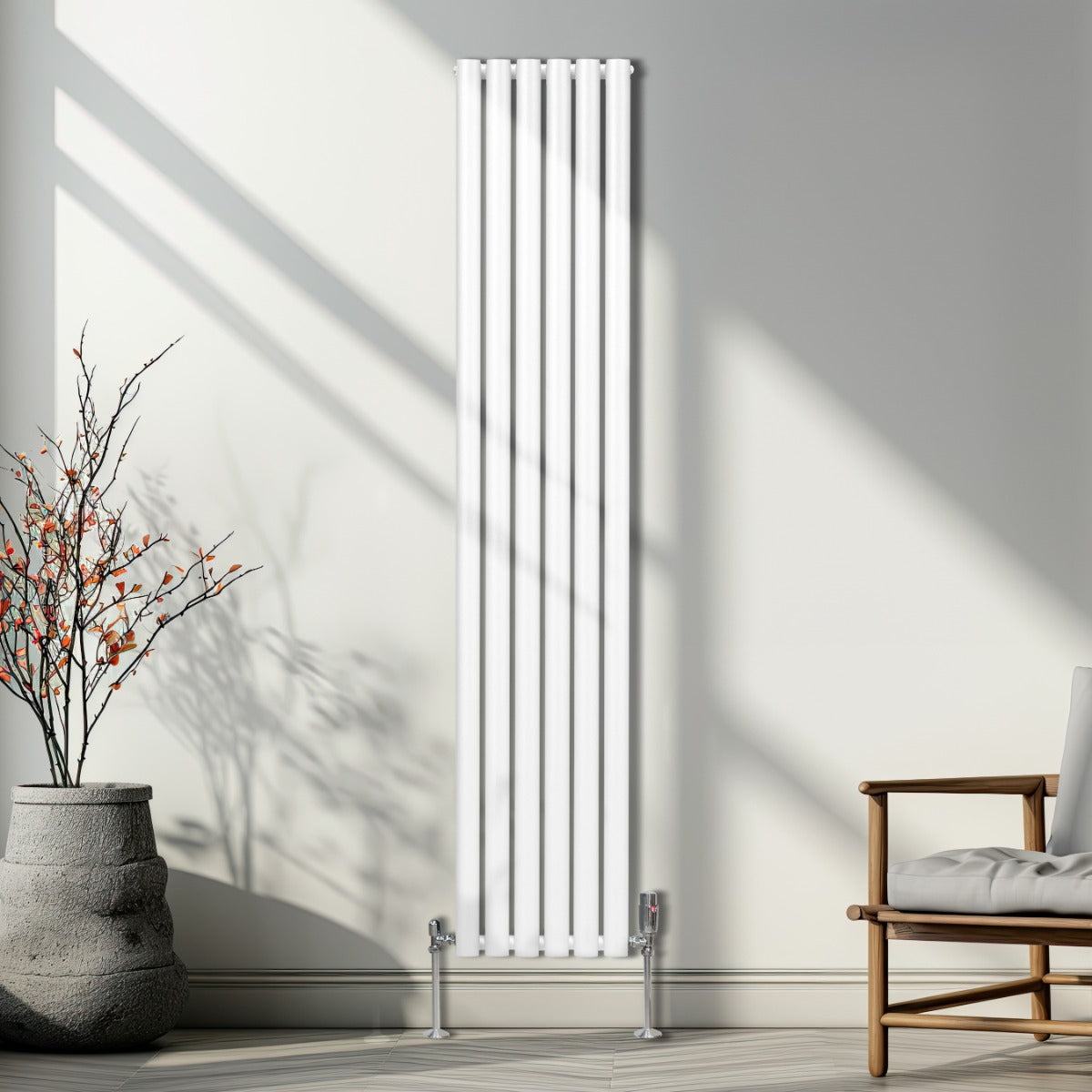 Radiateur à colonnes ovales blanc, 1800 x 360 mm, avec robinet, installé dans un intérieur moderne, lumière naturelle douce