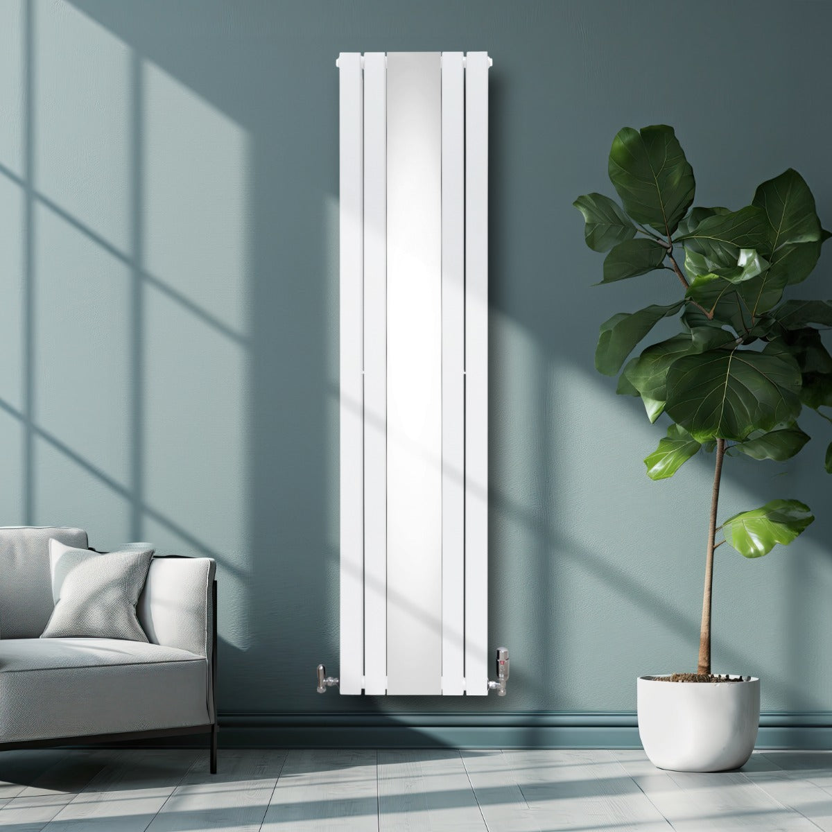 Radiateur plat à miroir blanc, 1800 x 425 mm, avec deux panneaux, installé sur un mur vert, à côté d'un canapé et d'une plante