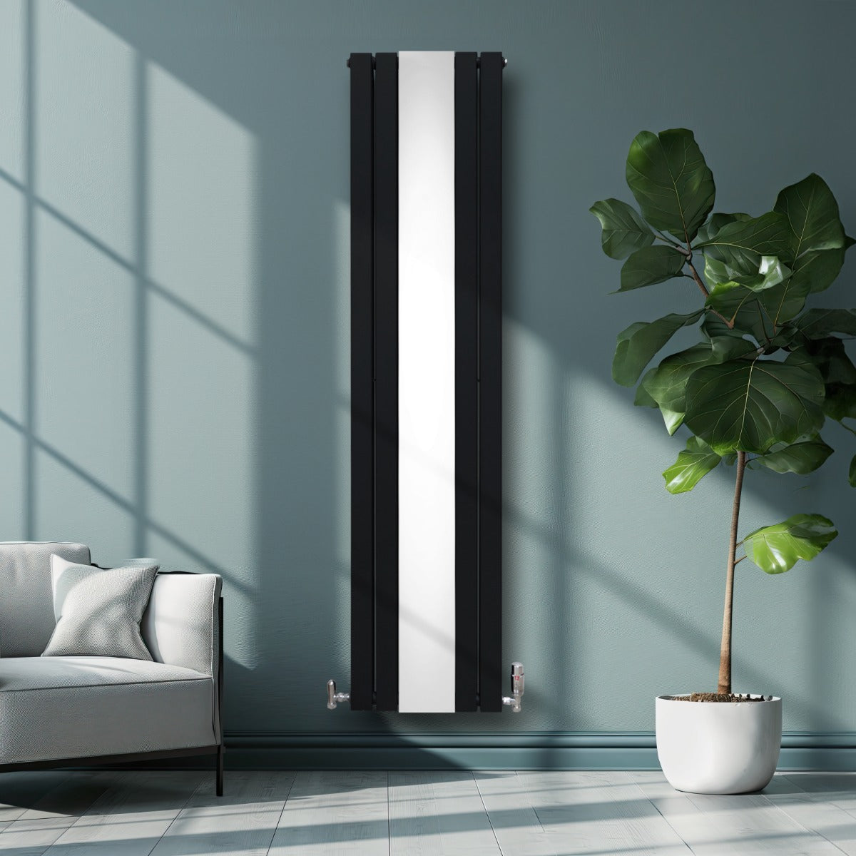Radiateur plat à miroir noir, 1800 x 425 mm, avec deux panneaux, installé sur un mur vert, à côté d'un canapé et d'une plante