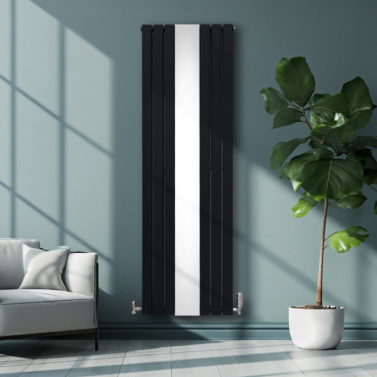 Radiateur plat noir à miroir, 2 panneaux, 1800 x 565 mm, installé sur un mur vert, avec un canapé et une plante à côté