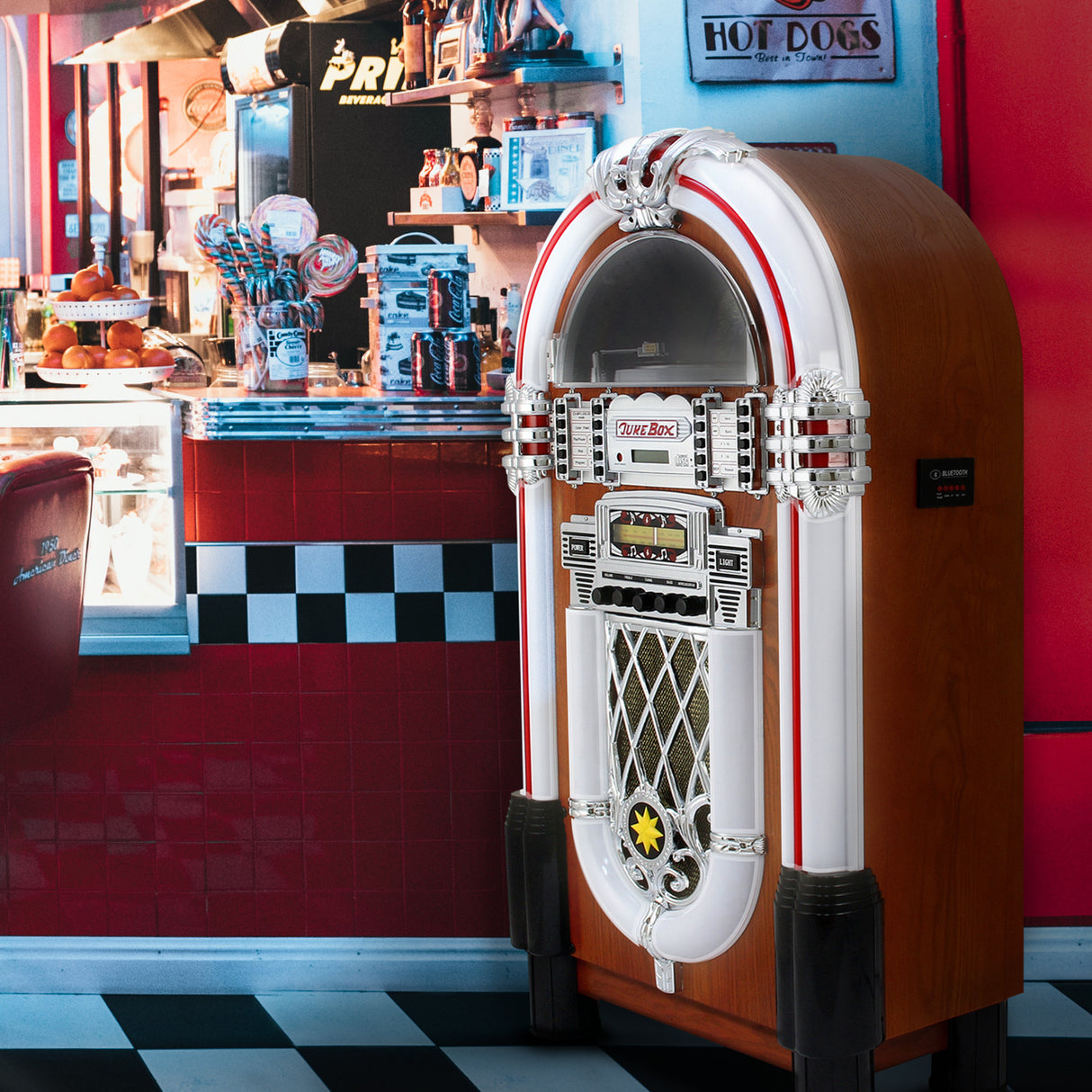 Juke-box rétro en bois avec des accents chromés, affichant des couleurs vives et un design vintage, idéal pour écouter des CD et Bluetooth