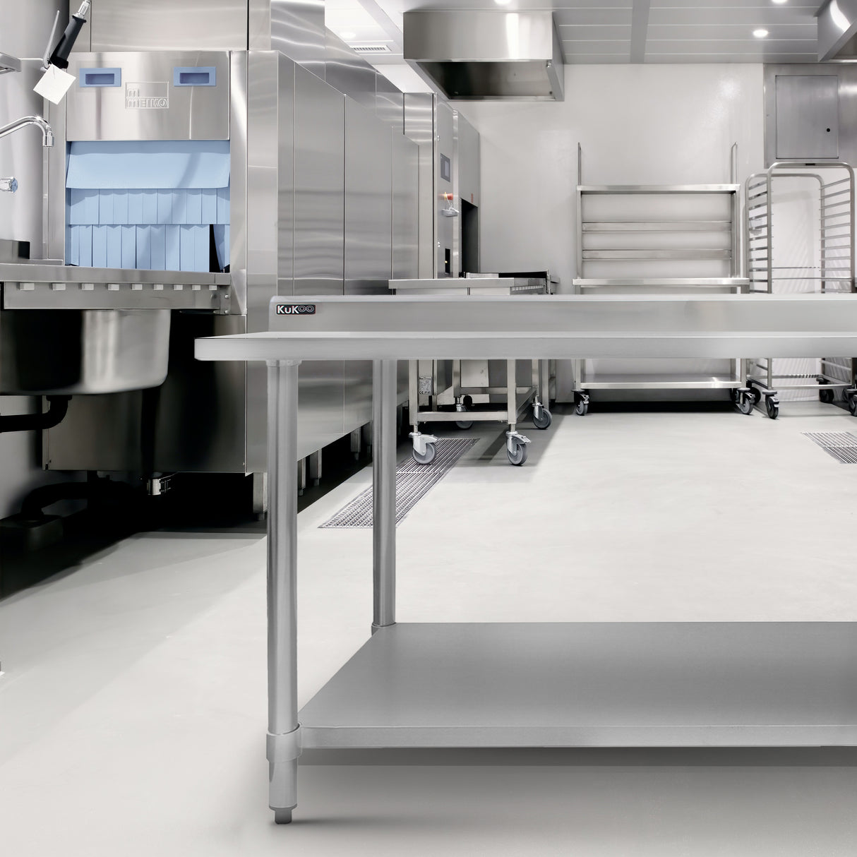 Plan de travail en inox KuKoo, dimensions 120 x 60 x 90 cm, surface lisse et brillante, conçu pour les cuisines professionnelles