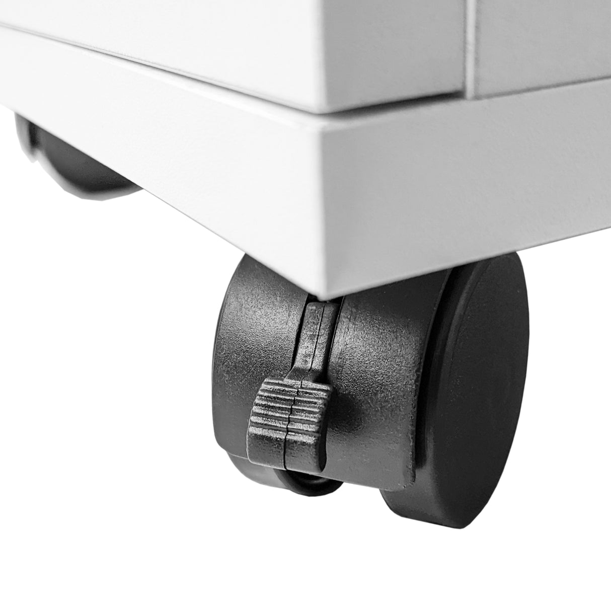 Roues noires en plastique sur une table de manucure professionnelle, offrant mobilité et stabilité avec un design moderne et épuré