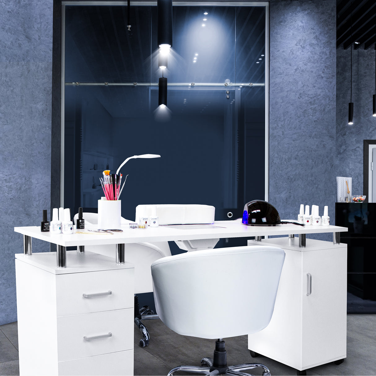 Table de manucure professionnelle blanche avec chaises modernes, lampes LED et accessoires de beauté sur un fond élégant et minimaliste
