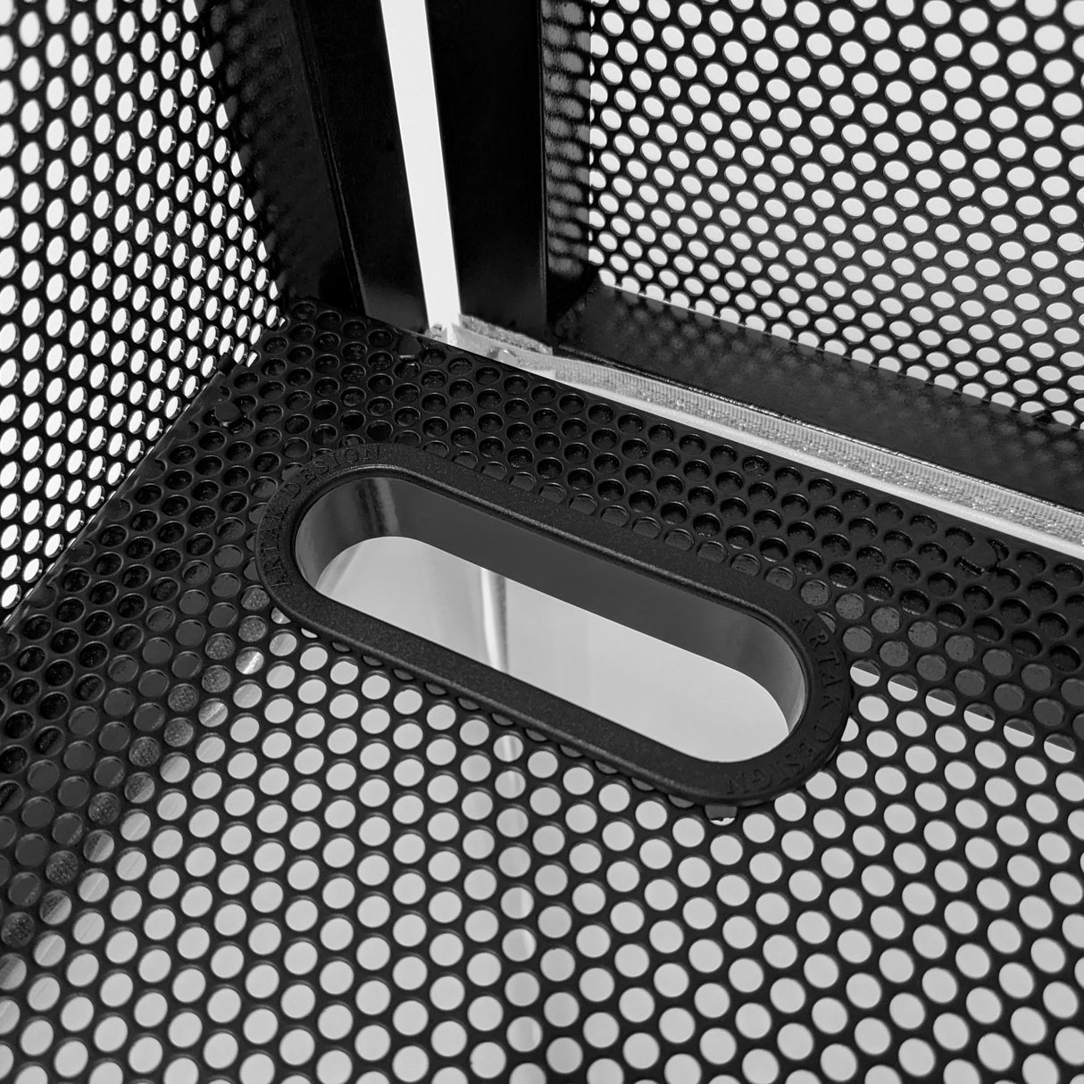 Façade en métal perforé noir pour stand DJ, avec un miroir rectangulaire intégré, offrant un design moderne et fonctionnel