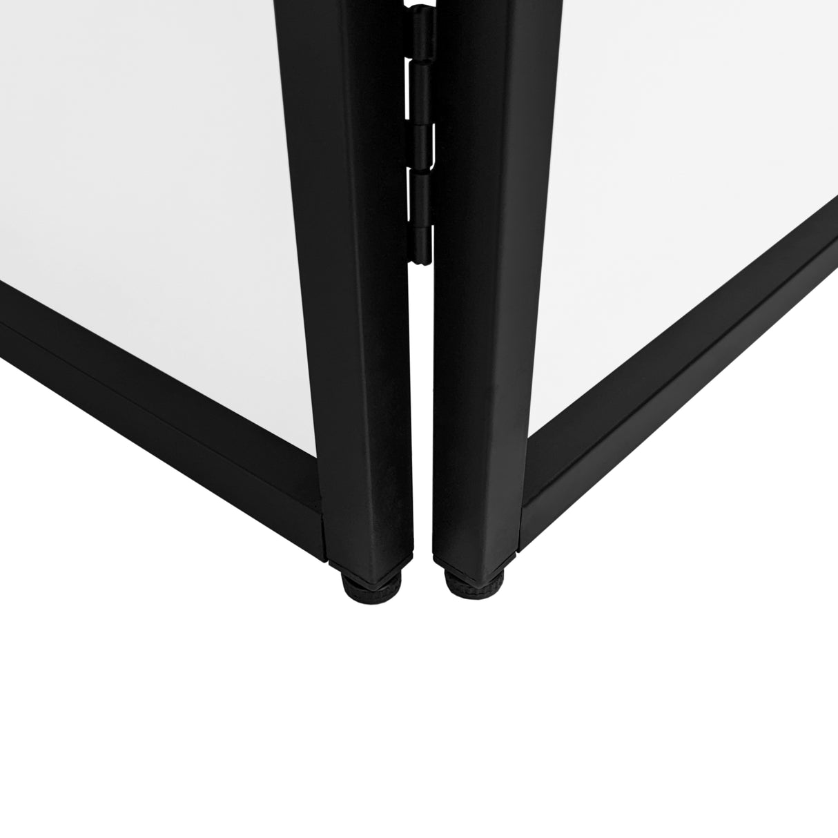 Façade noire élégante pour stand DJ, avec des bords en métal et une surface lisse, idéale pour des événements professionnels et festifs
