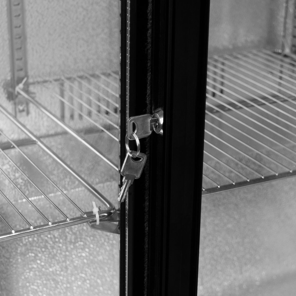 Arrière-bar réfrigéré avec porte coulissante double, finition noire, étagères métalliques et serrure en métal, idéal pour le stockage de boissons