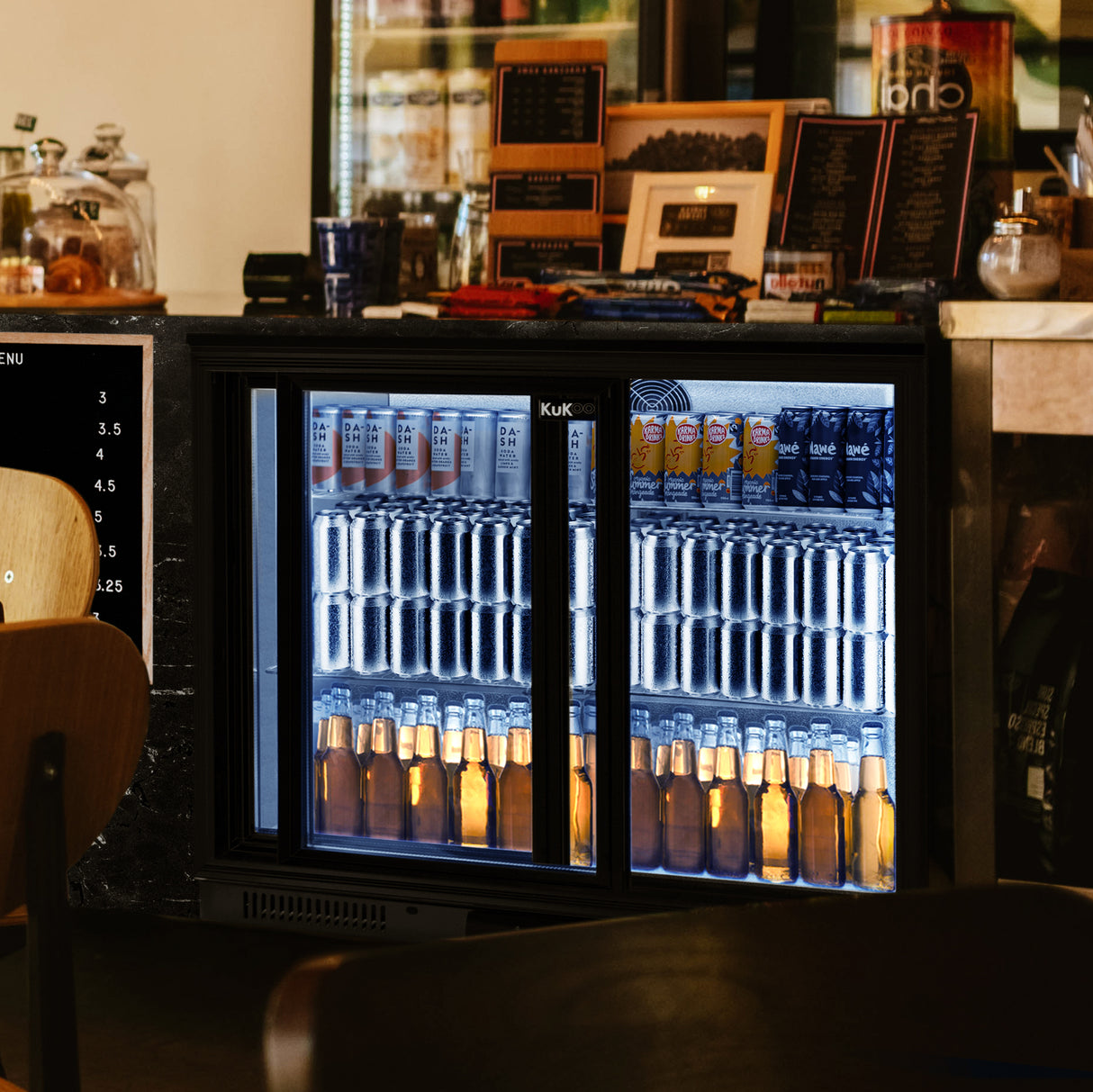 Arrière-bar réfrigéré avec porte coulissante double, affichant des boissons en canettes et bouteilles, éclairage intérieur LED