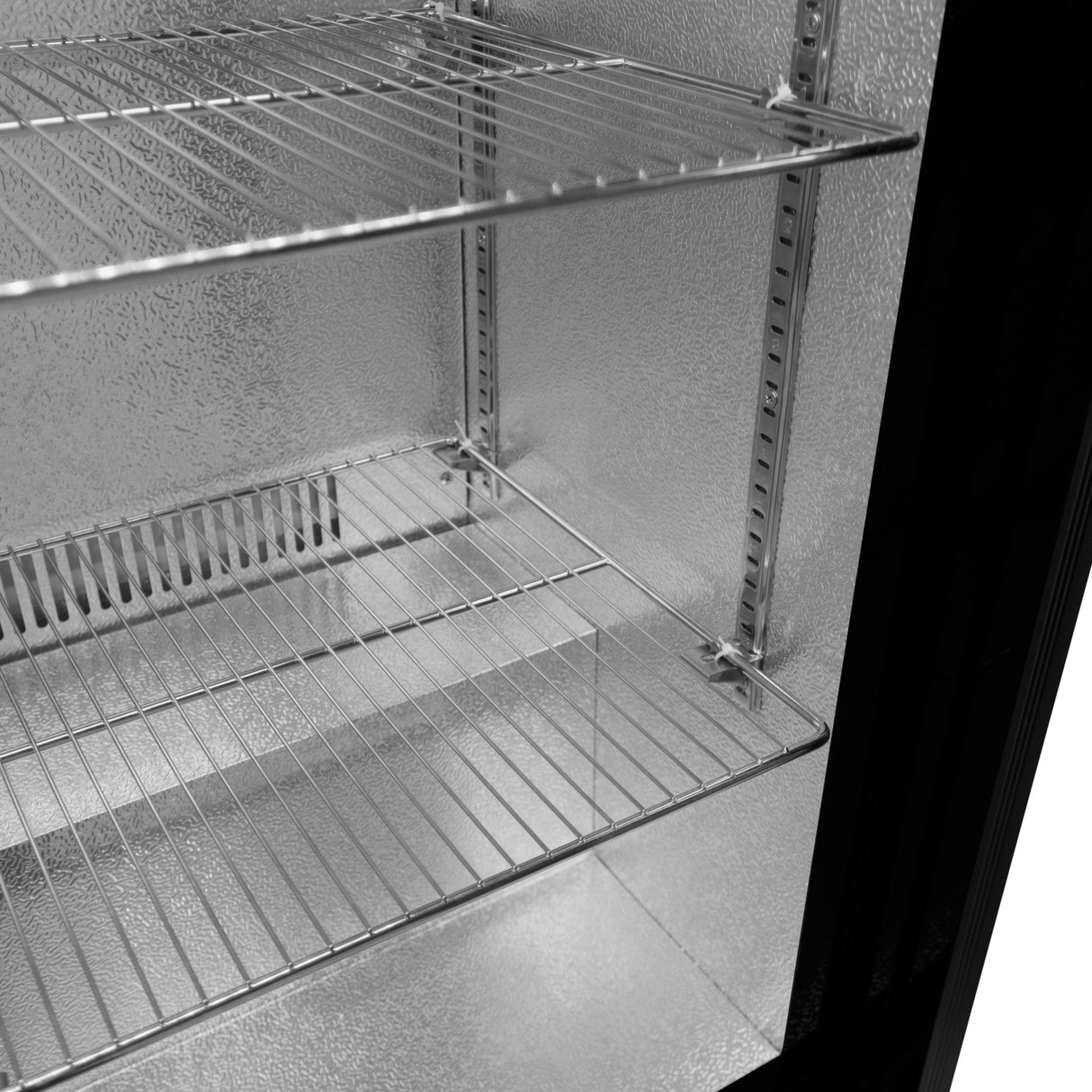 Arrière-bar réfrigéré avec étagères en métal, finition argentée, intérieur texturé et portes coulissantes en verre transparent