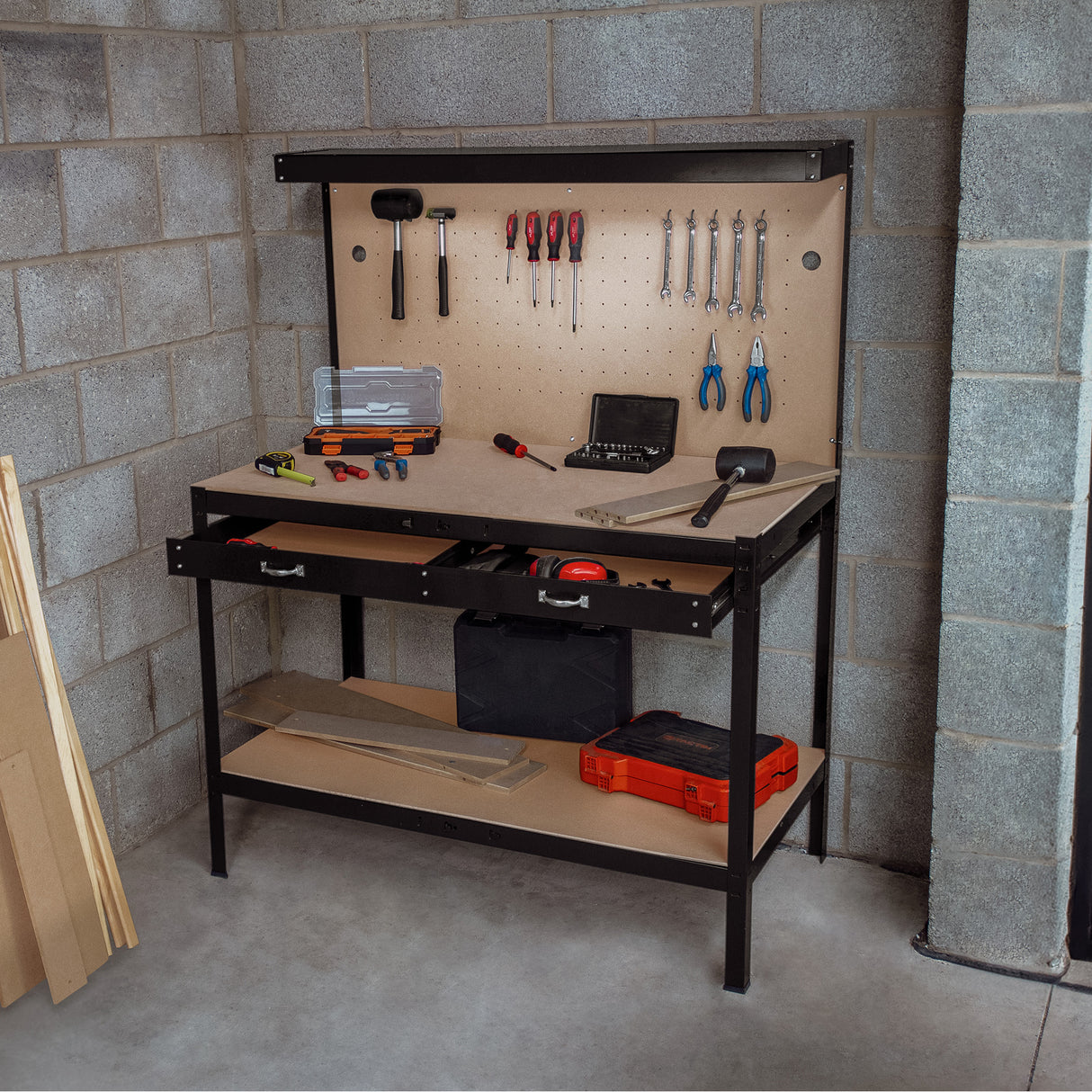 Établi de travail noir de 120 cm avec tiroirs, éclairage LED blanc froid, outils suspendus sur panneau perforé, surface en bois clair