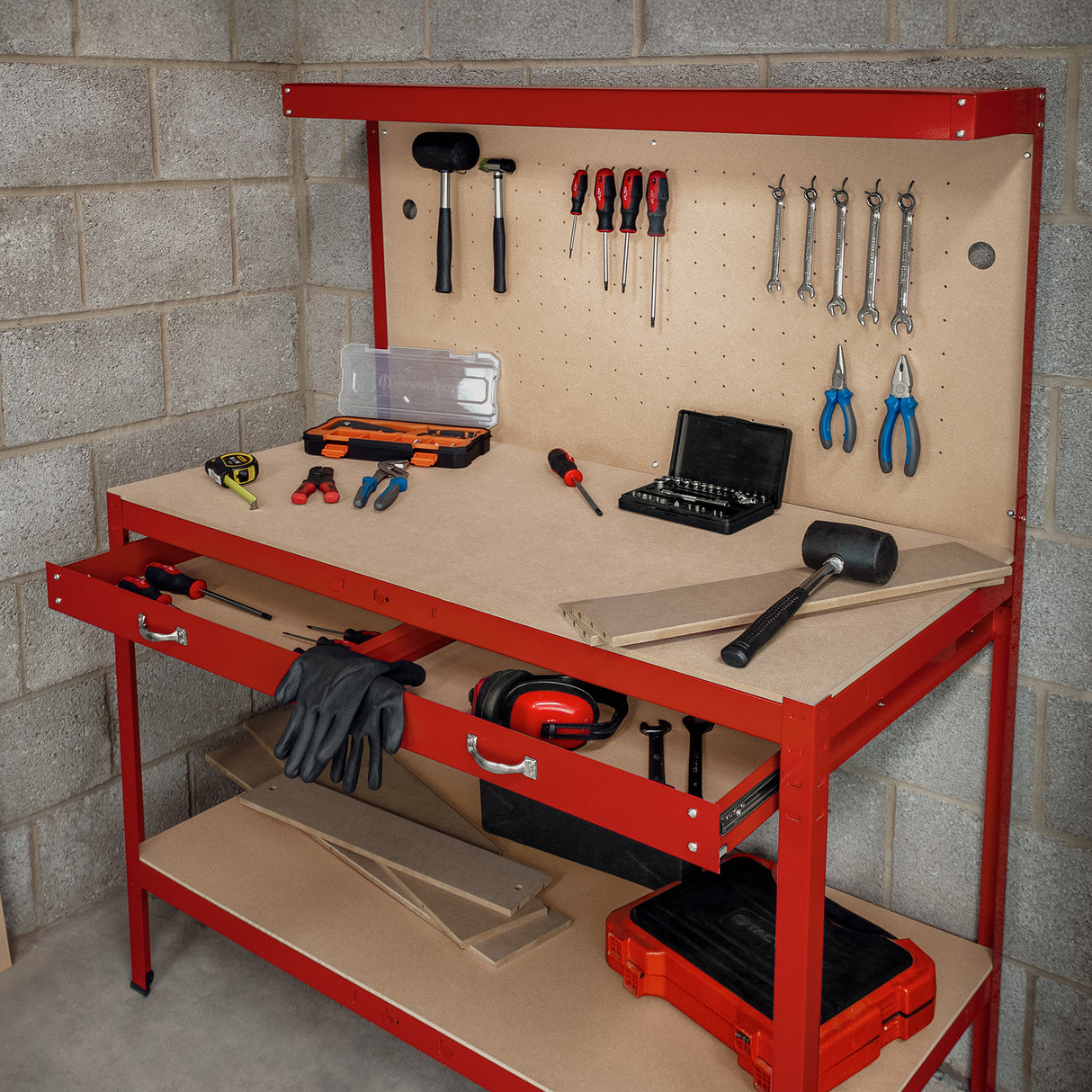 Établi de travail rouge en acier avec tiroir, surface beige, outils variés, et éclairage LED blanc froid, idéal pour bricolage
