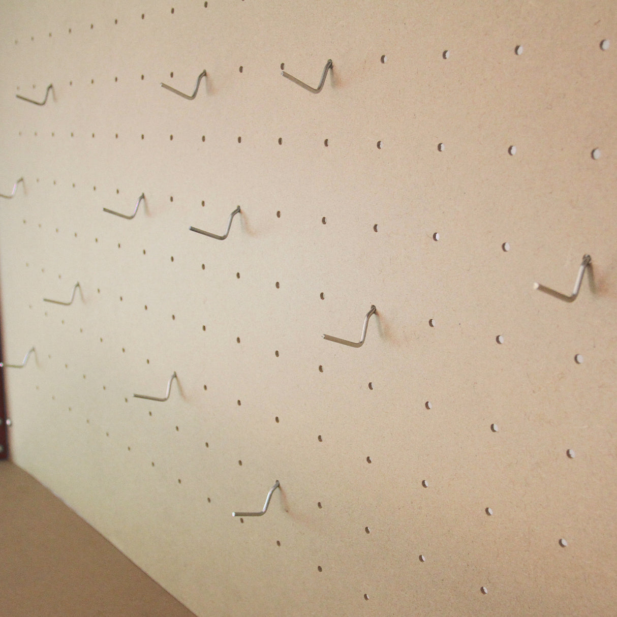 Établi de travail rouge en acier avec tiroir, éclairage LED blanc froid, surface lisse et accroches murales en métal pour outils
