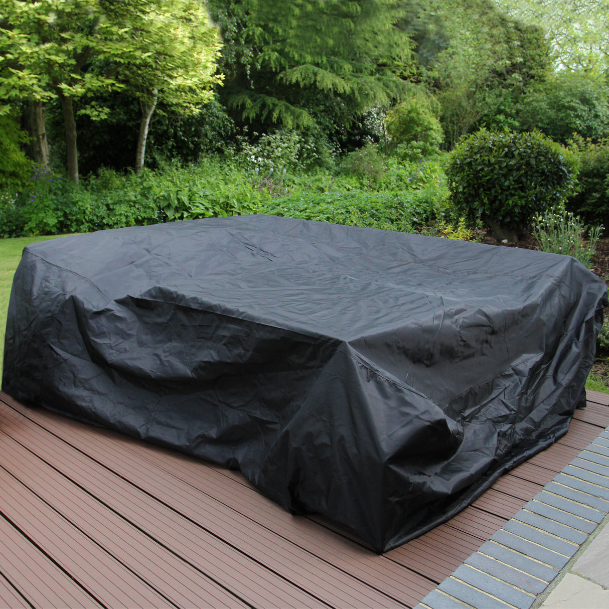 Housse de protection noire en tissu résistant pour salon de jardin en rotin, adaptée pour 9 personnes, sur une terrasse en bois