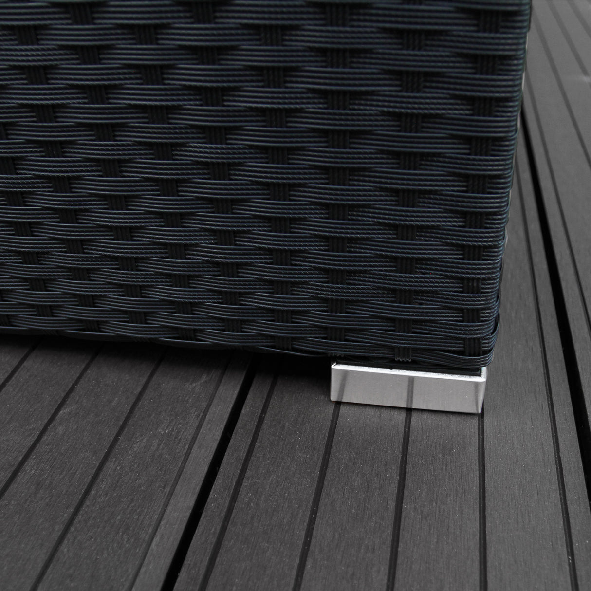 Salon de jardin en rotin noir pour 9 personnes, avec une texture tissée et des pieds en aluminium sur un sol en bois composite
