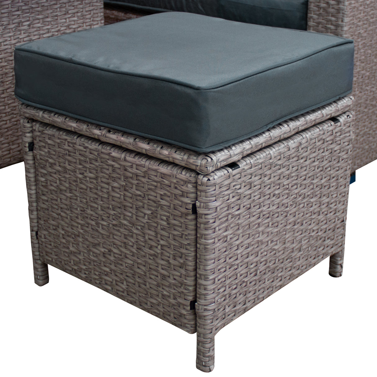 Pouf en rotin gris avec coussin rembourré, texture tissée, conçu pour un salon de jardin accueillant jusqu'à 9 personnes