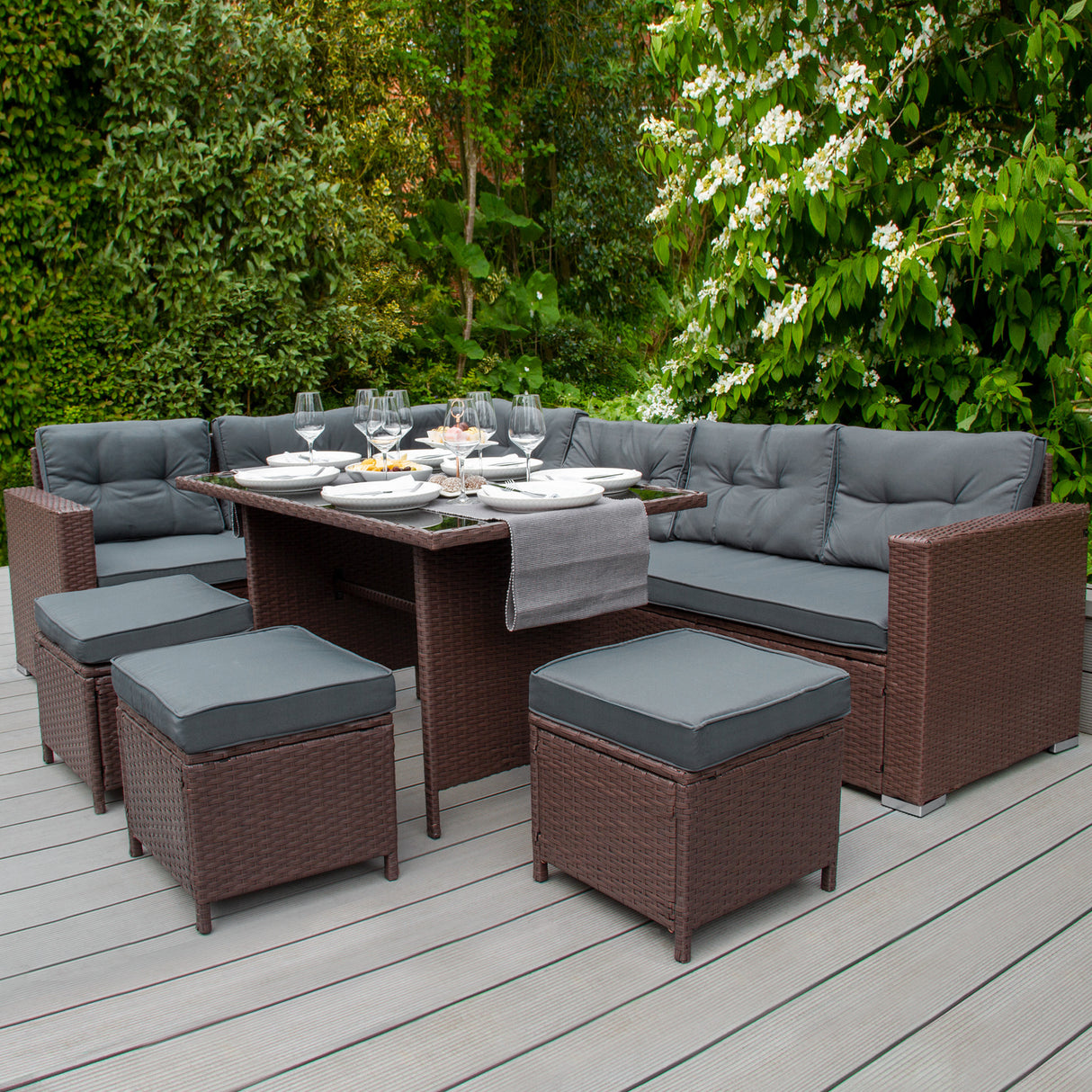 Salon de jardin en rotin marron pour 9 personnes, avec coussins gris, table centrale et chaises confortables, idéal pour l'extérieur