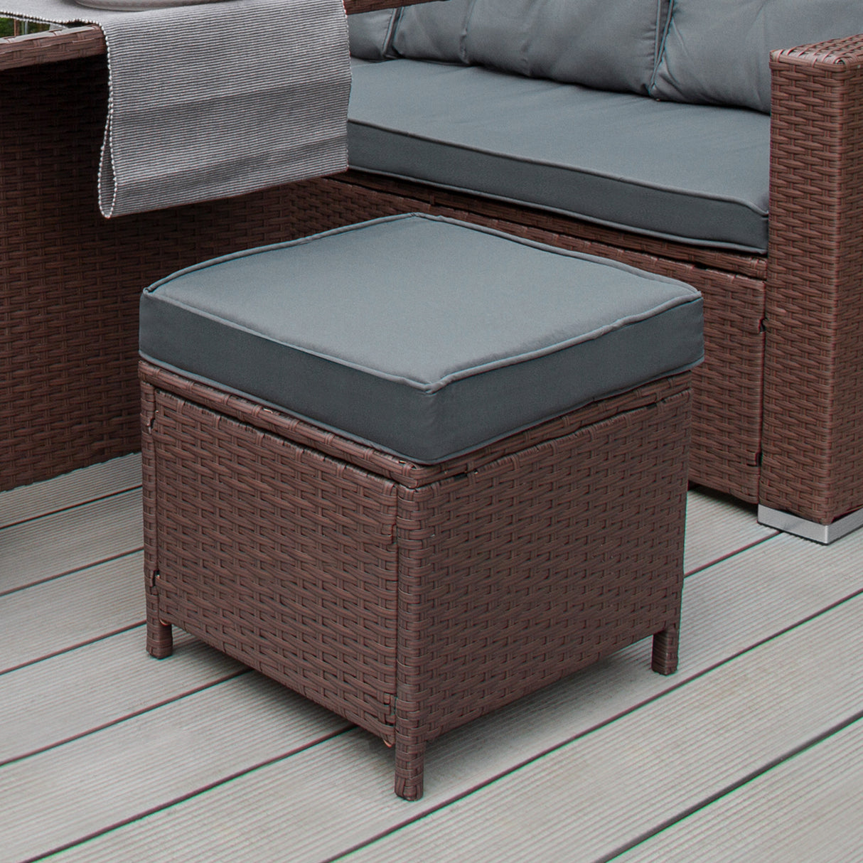 Salon de jardin en rotin marron avec coussin gris, comprenant un pouf carré et un canapé confortable pour 9 personnes