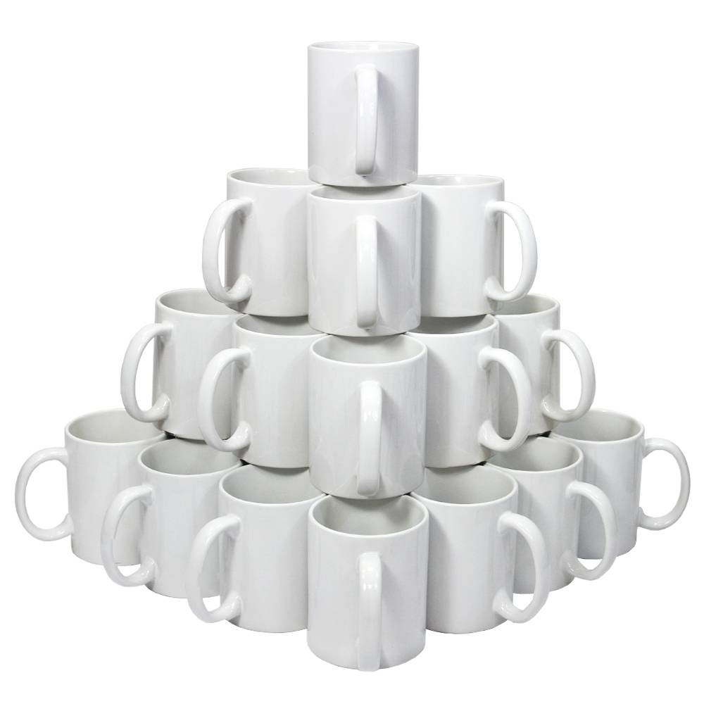Tasses blanches en céramique empilées en pyramide, idéales pour la sublimation, avec poignées ergonomiques et finition lisse