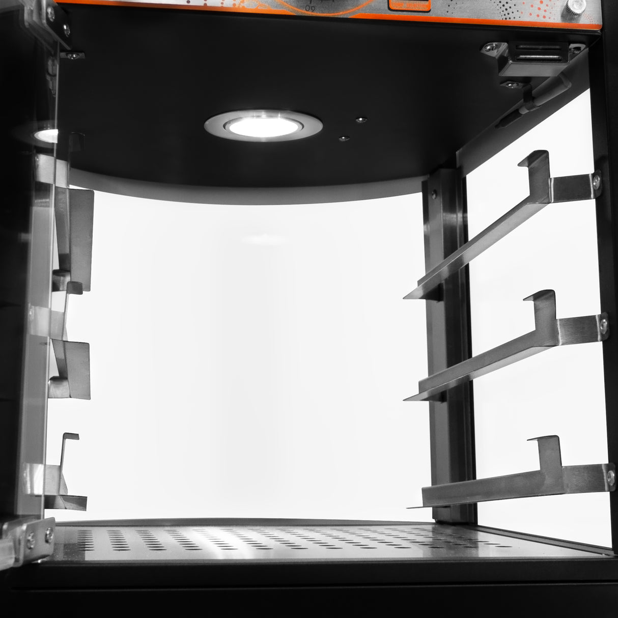 Vitrine chauffante commerciale pour pizzas, noire avec étagères métalliques, éclairage intérieur et surface perforée pour ventilation