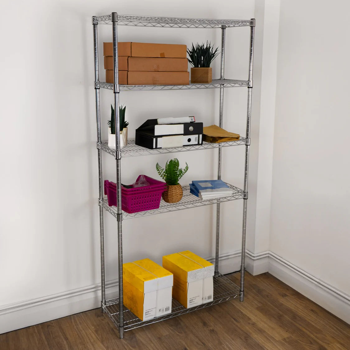 Étagère en fil d'acier argenté de 35 cm x 90 cm x 180 cm, avec cinq niveaux, contenant des boîtes, des plantes et des dossiers colorés