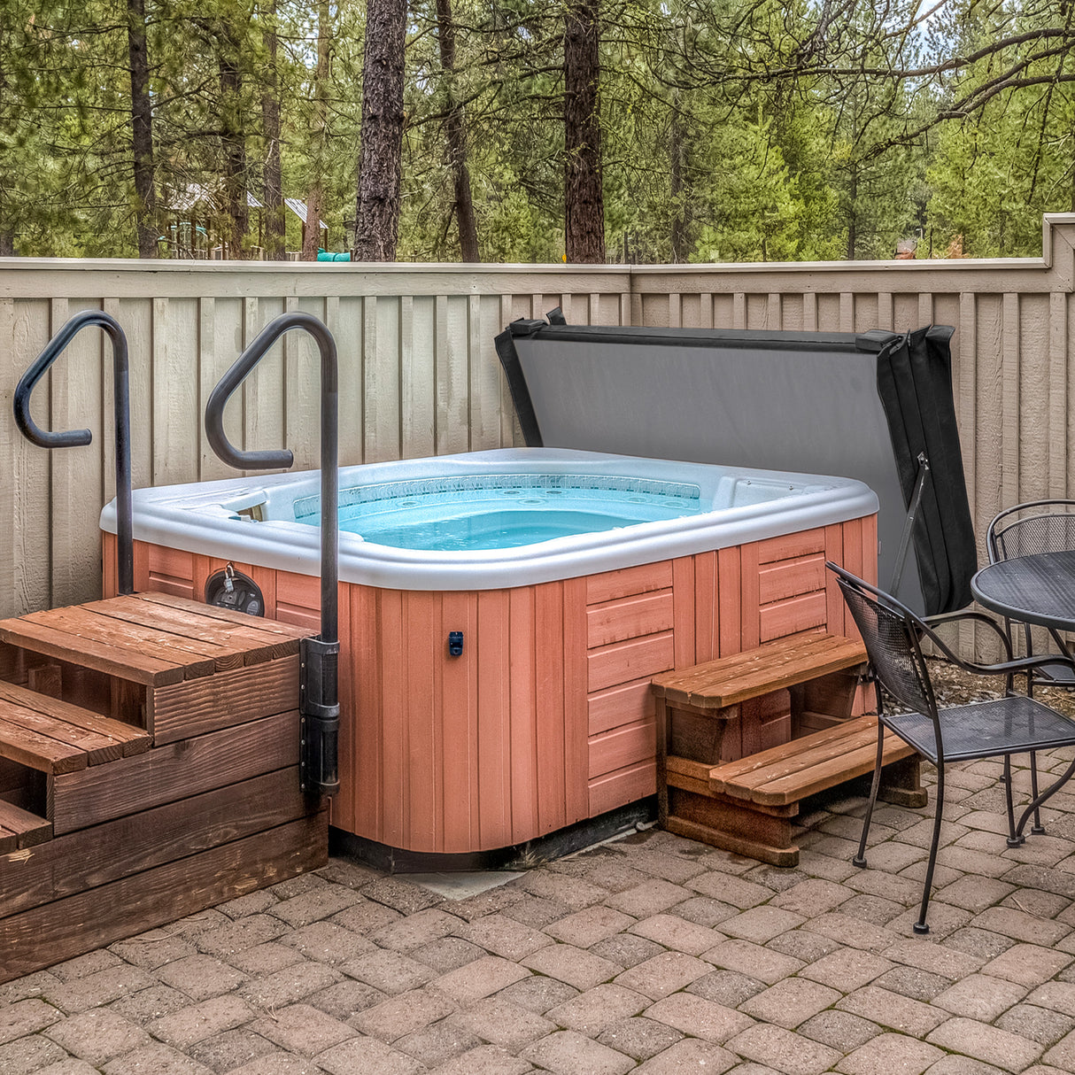 Housse de spa Jardi noire, 210 cm x 210 cm, s'adaptant parfaitement à un spa avec un design élégant et résistant aux intempéries