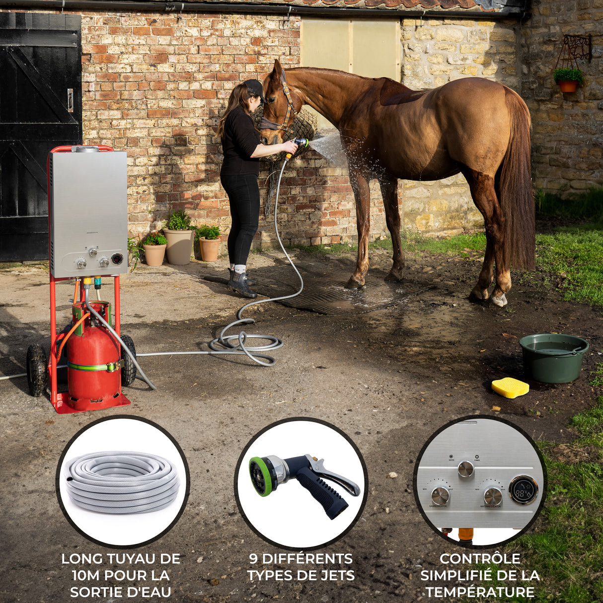 Douche portable pour chevaux de 18 L, avec tuyau de 10 m, pistolet à 9 jets, et contrôle de température, utilisée sur un cheval brun