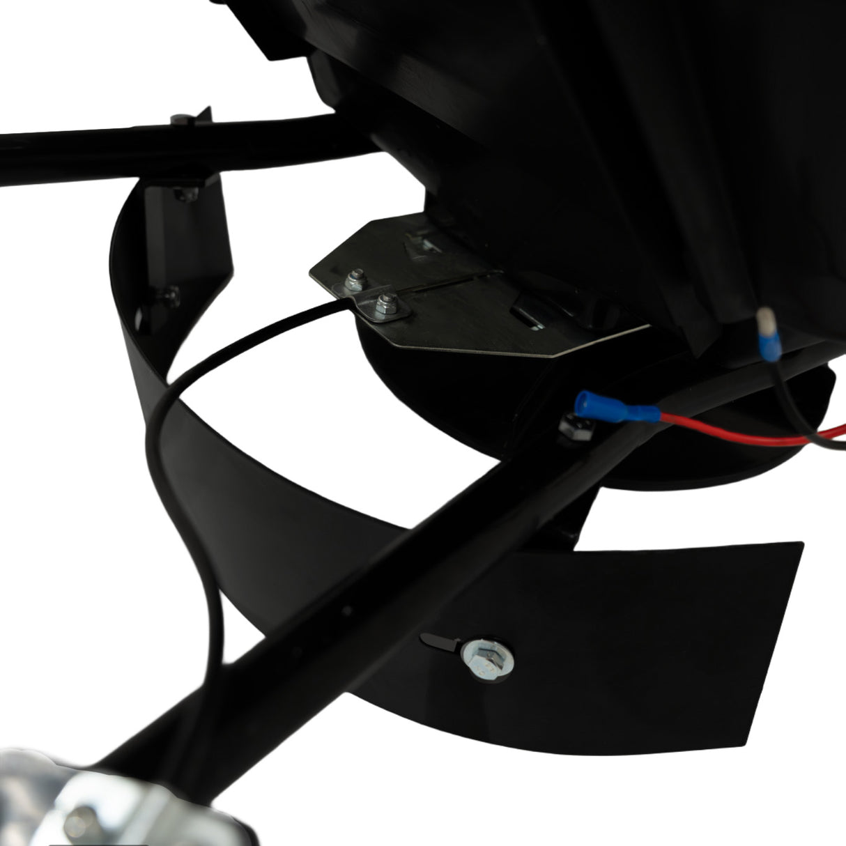 Épandeur remorqué pour ATV quad, structure noire robuste, détails métalliques, câblage visible, conçu pour une utilisation efficace en extérieur