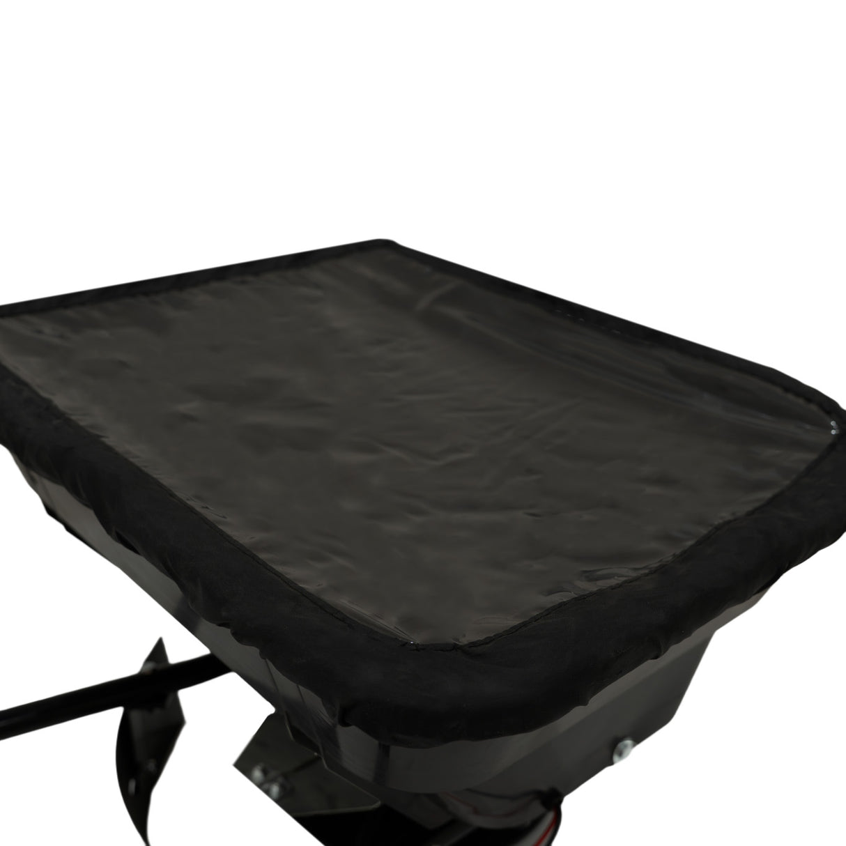 Épandeur remorqué pour ATV quad avec un bac noir en plastique, surface lisse et bordure en caoutchouc pour une utilisation facile