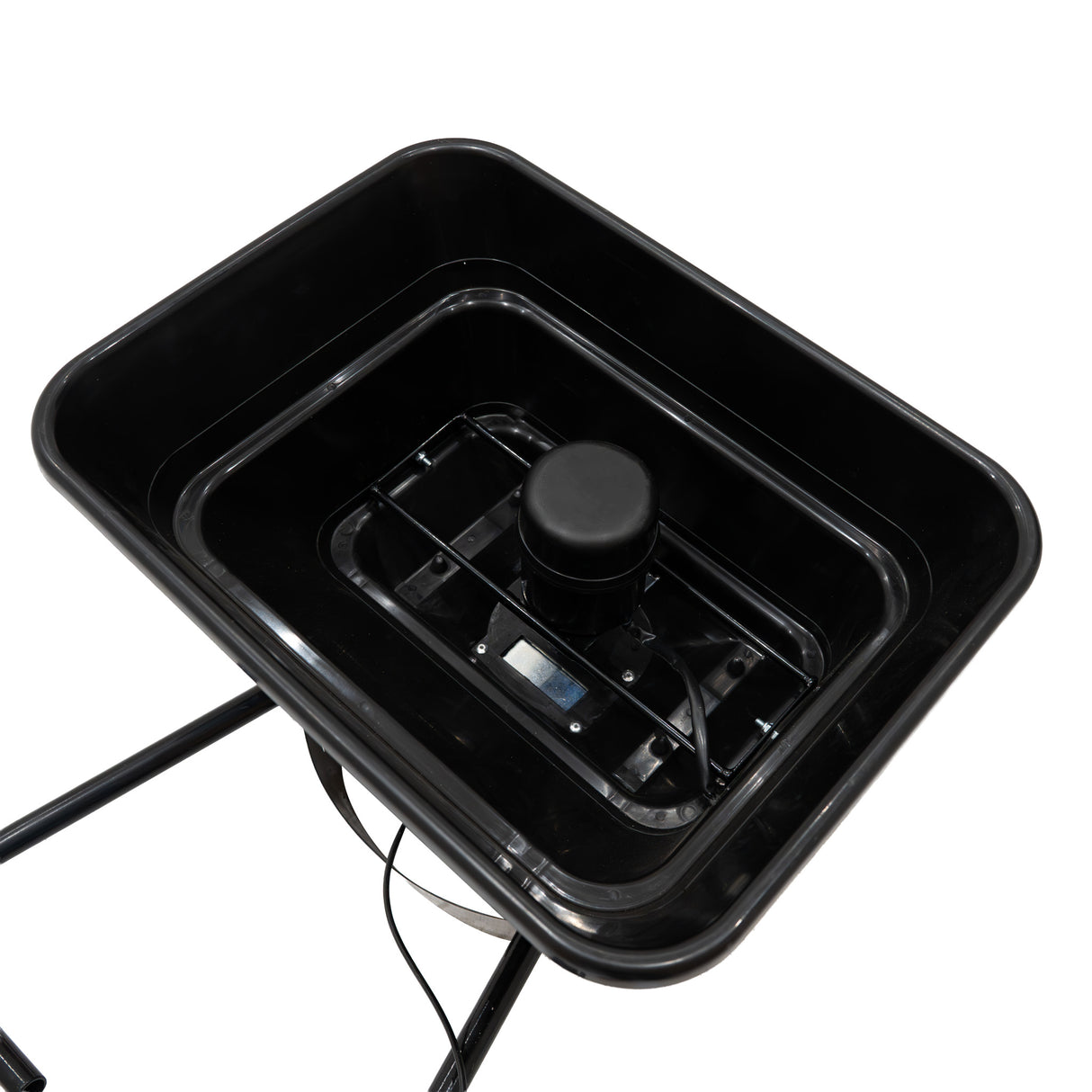 Épandeur remorqué pour ATV quad, avec un réservoir noir en plastique, un moteur central et un cadre en métal robuste, idéal pour le jardinage