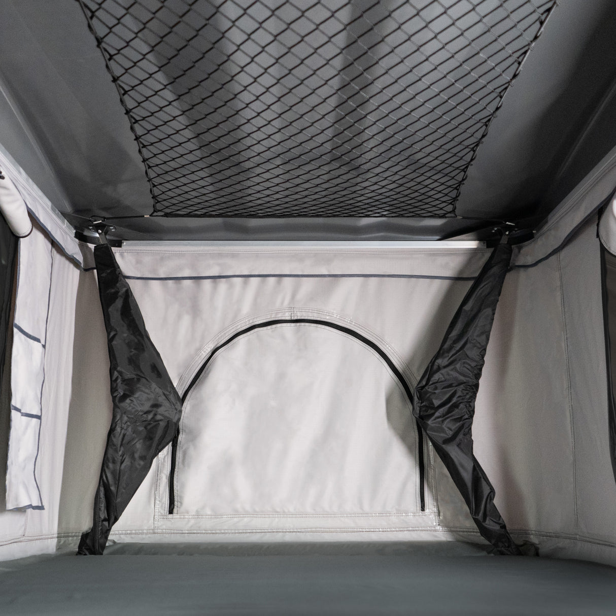 Tente de toit pour voiture grise avec intérieur spacieux, parois en tissu résistant, filet de rangement et ouverture circulaire