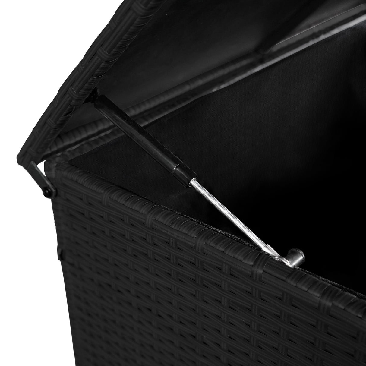 Coffre de rangement en rotin noir avec texture tissée, couvercle ouvert révélant un espace de stockage spacieux et pratique