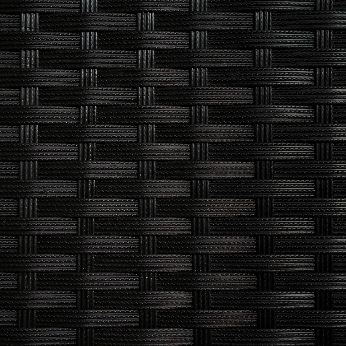 Tissu en rotin noir tissé, texture élégante et résistante, parfait pour un salon de jardin moderne et raffiné