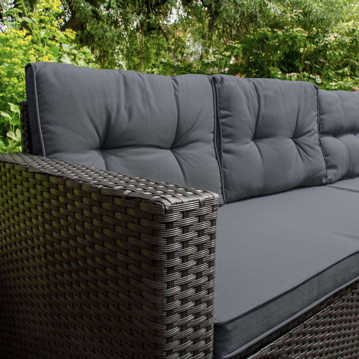 Salon de jardin en rotin noir pour 9 personnes, avec coussins gris confortables et texture tissée élégante, idéal pour l'extérieur