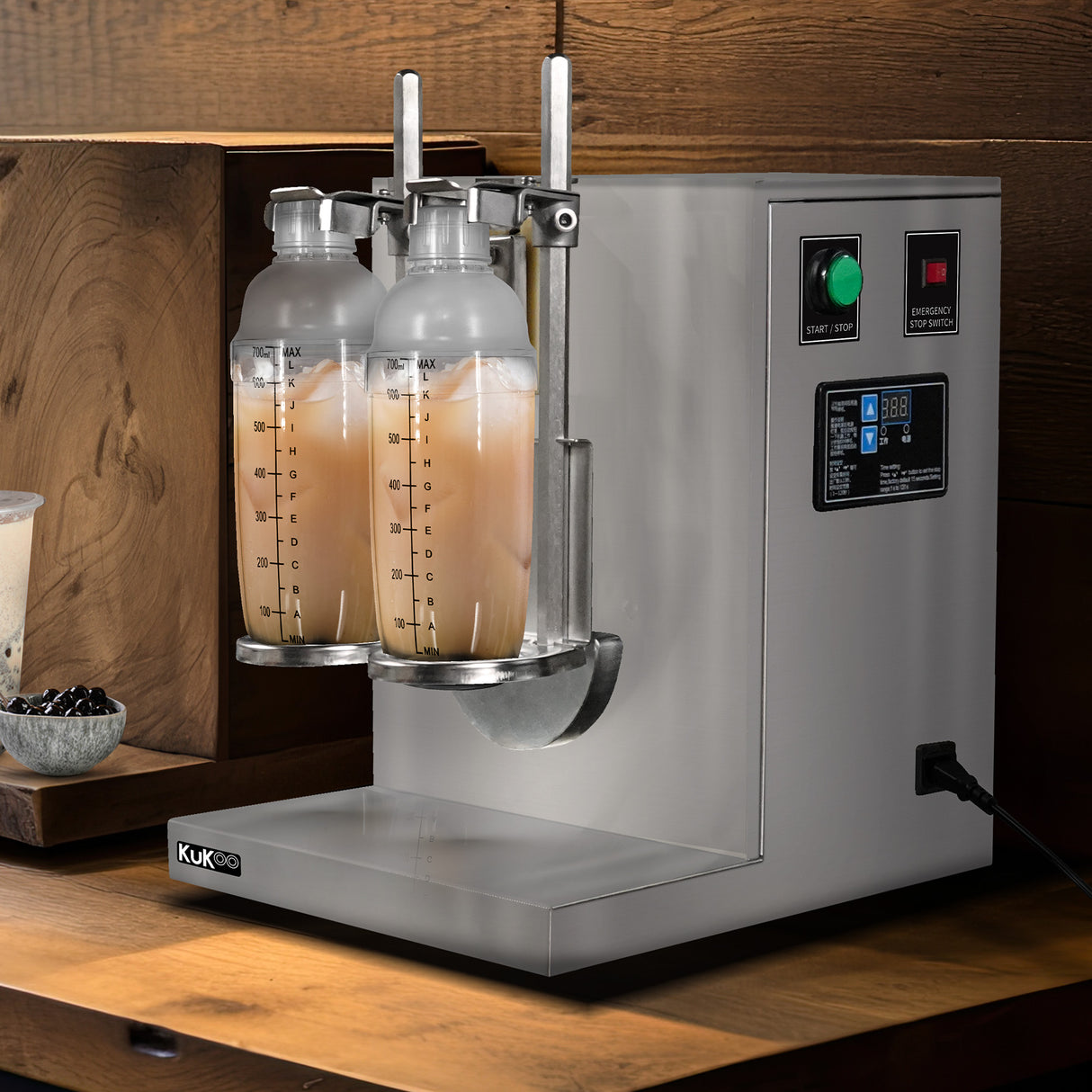 Shaker à bubble tea automatique en acier inoxydable avec deux récipients transparents, idéal pour préparer des boissons crémeuses et savoureuses