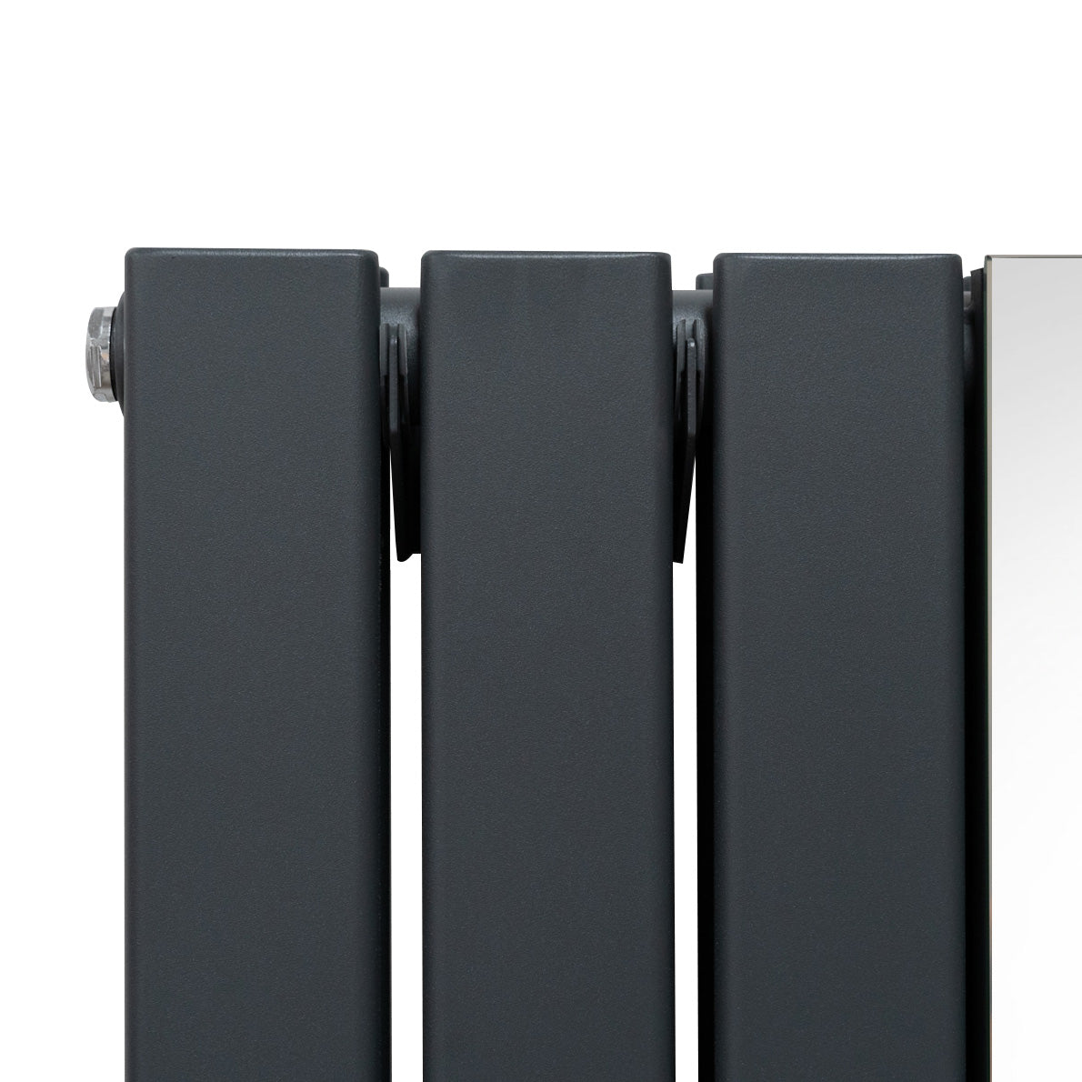Radiateur plat à miroir gris anthracite, deux panneaux, surface lisse et moderne, design élégant et fonctionnel pour un intérieur contemporain