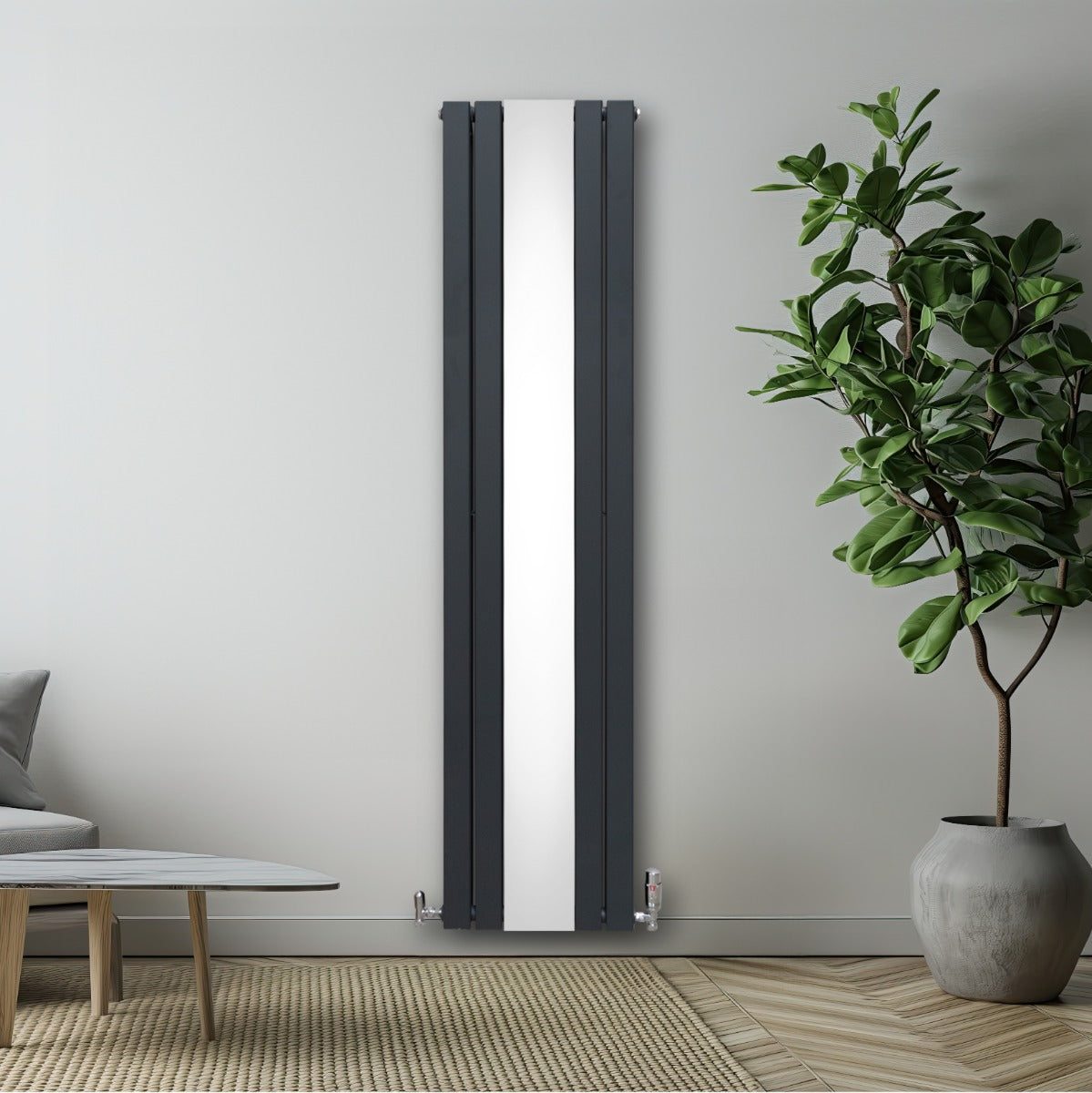 Radiateur plat à miroir gris anthracite, design moderne, deux panneaux, installé sur un mur, avec plante verte et mobilier minimaliste autour