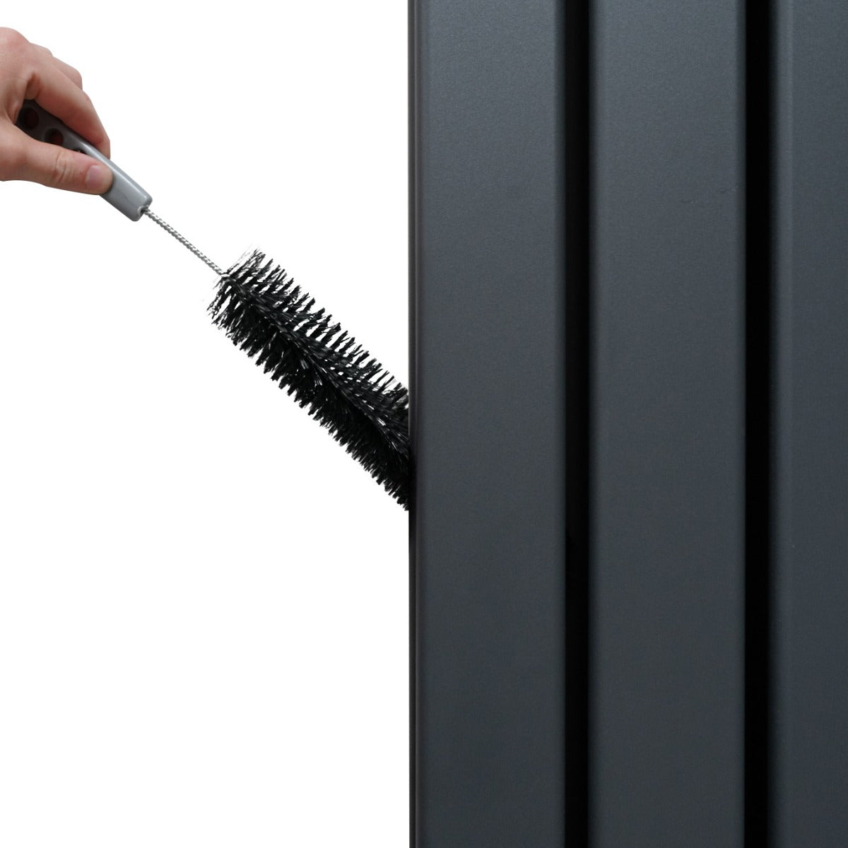 Radiateur plat à miroir gris anthracite, 2 panneaux, avec une main utilisant une brosse pour le nettoyage de la surface lisse
